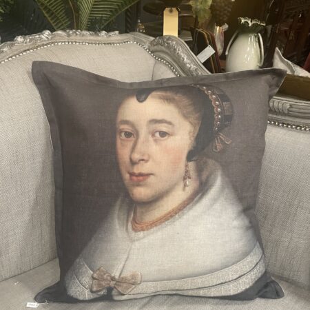 Linen Scatter- Collared Smokey Queen 60x60